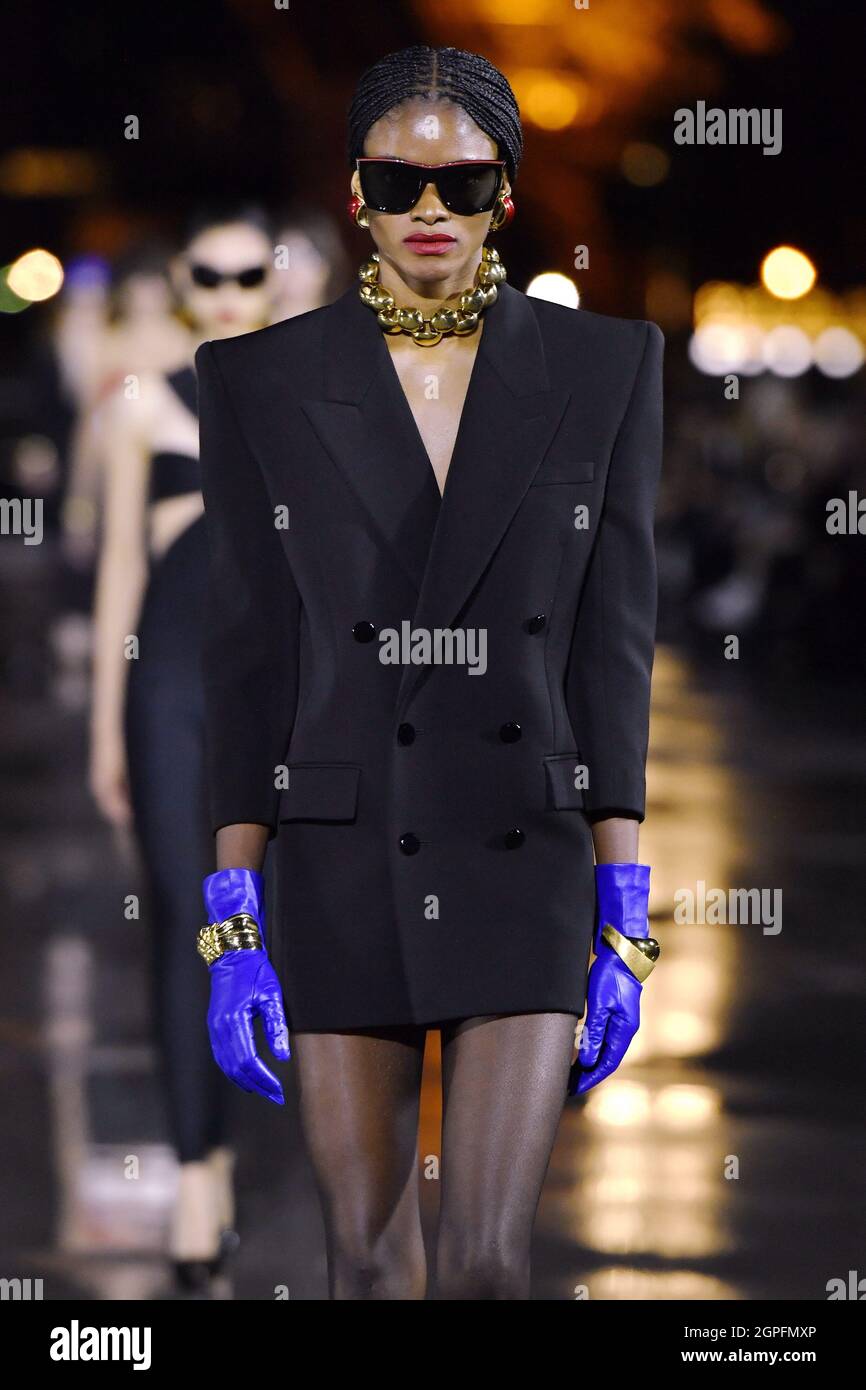 Modelspaziergänge auf dem Laufsteg der Saint Laurent Modenschau während der Frühjahr/Sommer 2022 Kollektionen Modenschau auf der Paris Fashion Week in Paris, Frankreich am 28. September 2021. (Foto von Jonas Gustavsson/Sipa USA) Stockfoto