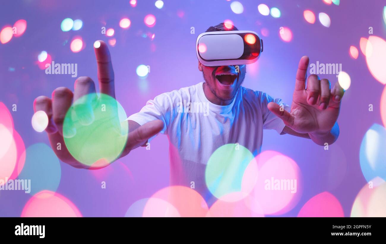 Aufgeregt schwarz Kerl in Virtual-Reality-Brille, doppelte Belichtung Collage Stockfoto