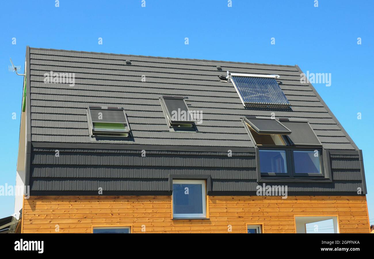 Modernes Hausbaudach mit Solarwarmwasserbereiter. Stockfoto
