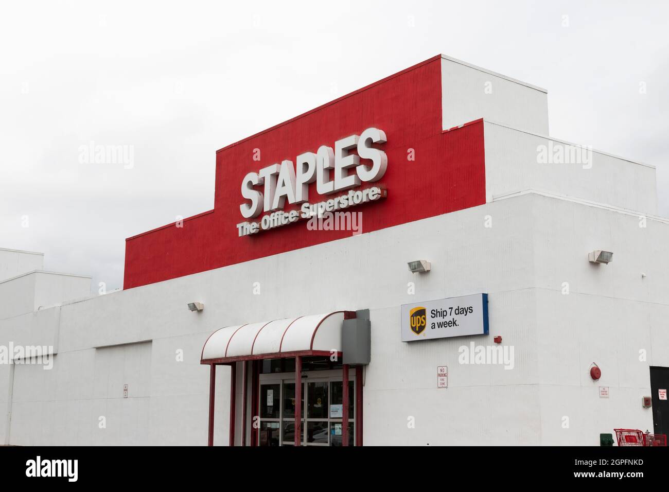 North Babylon, New York, USA - 18. August 2021: Der Eingang eines Staples Bürovorrat-Ladens mit einem UPS-Versandschild. Stockfoto