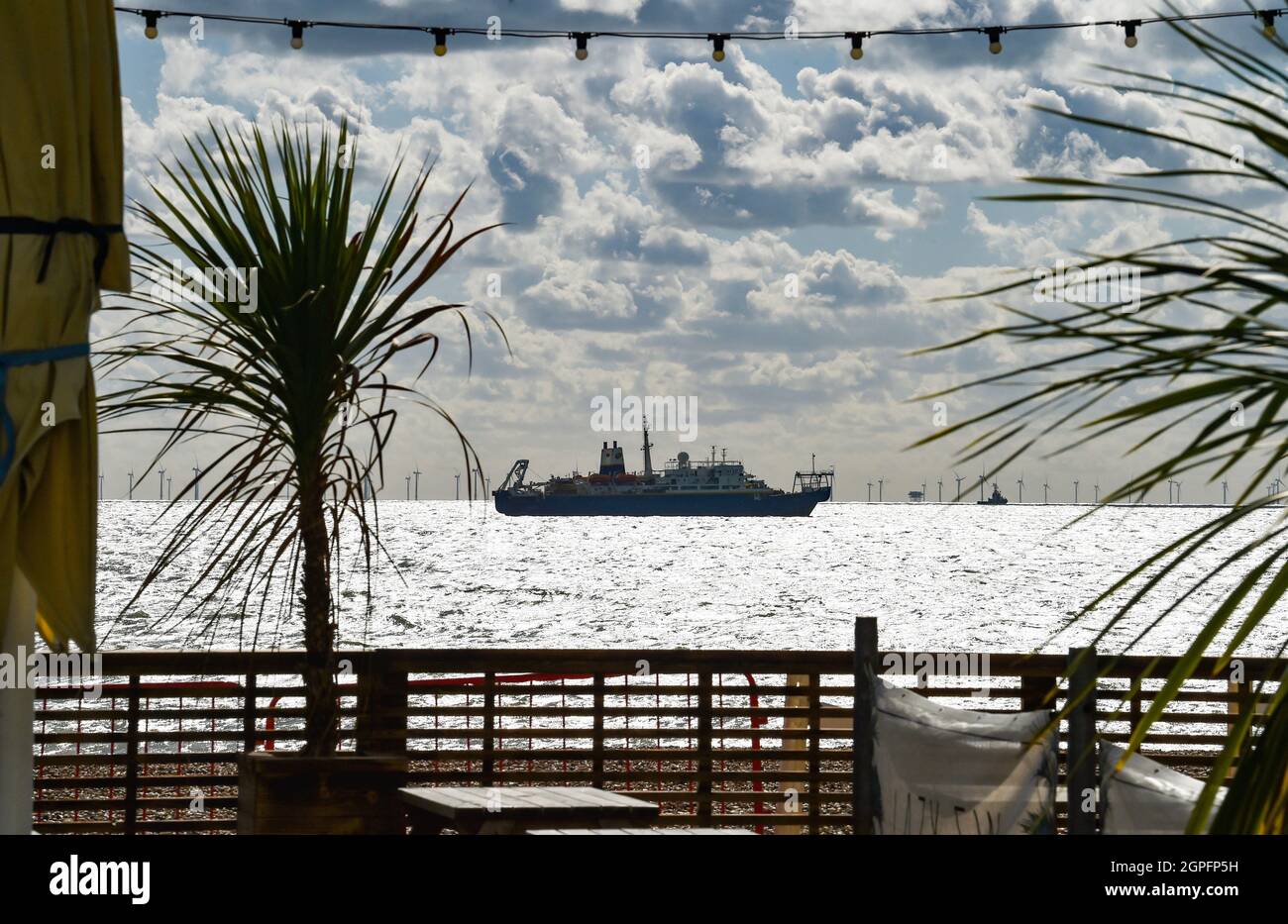 Brighton UK 29. September 2021 - Ein großes Kabelverlegschiff der IT Intrepid vor Brighton Beach heute an einem schönen sonnigen Herbstnachmittag : Credit Simon Dack / Alamy Live News Stockfoto