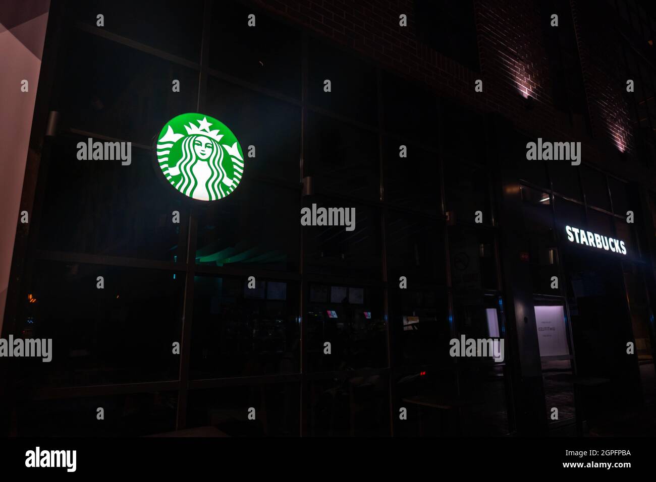 Beyoglu, Istanbul, Türkei - 07.07.2021: Logo und Text von Starbucks am Fenster berühmtes Café in der Region Karakoy nach Schließung durch das Personal für d Stockfoto