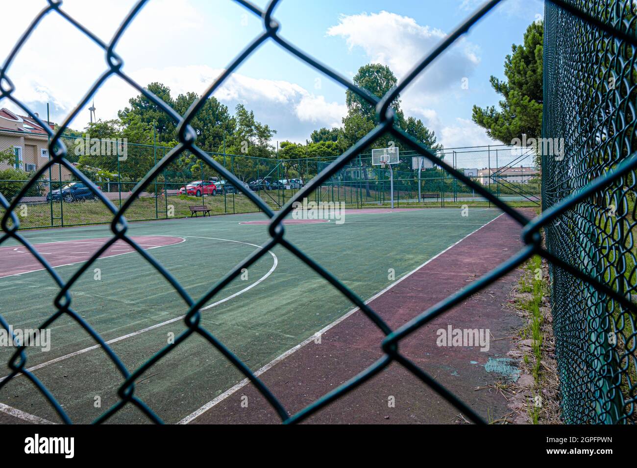 Sariyer, Istanbul, Türkei - 07.14.2021: Leeres großes Fußballrasen-Fußballfeld in Arikoy und Tornetz hinter den Zäunen im Sommer Sport e Stockfoto