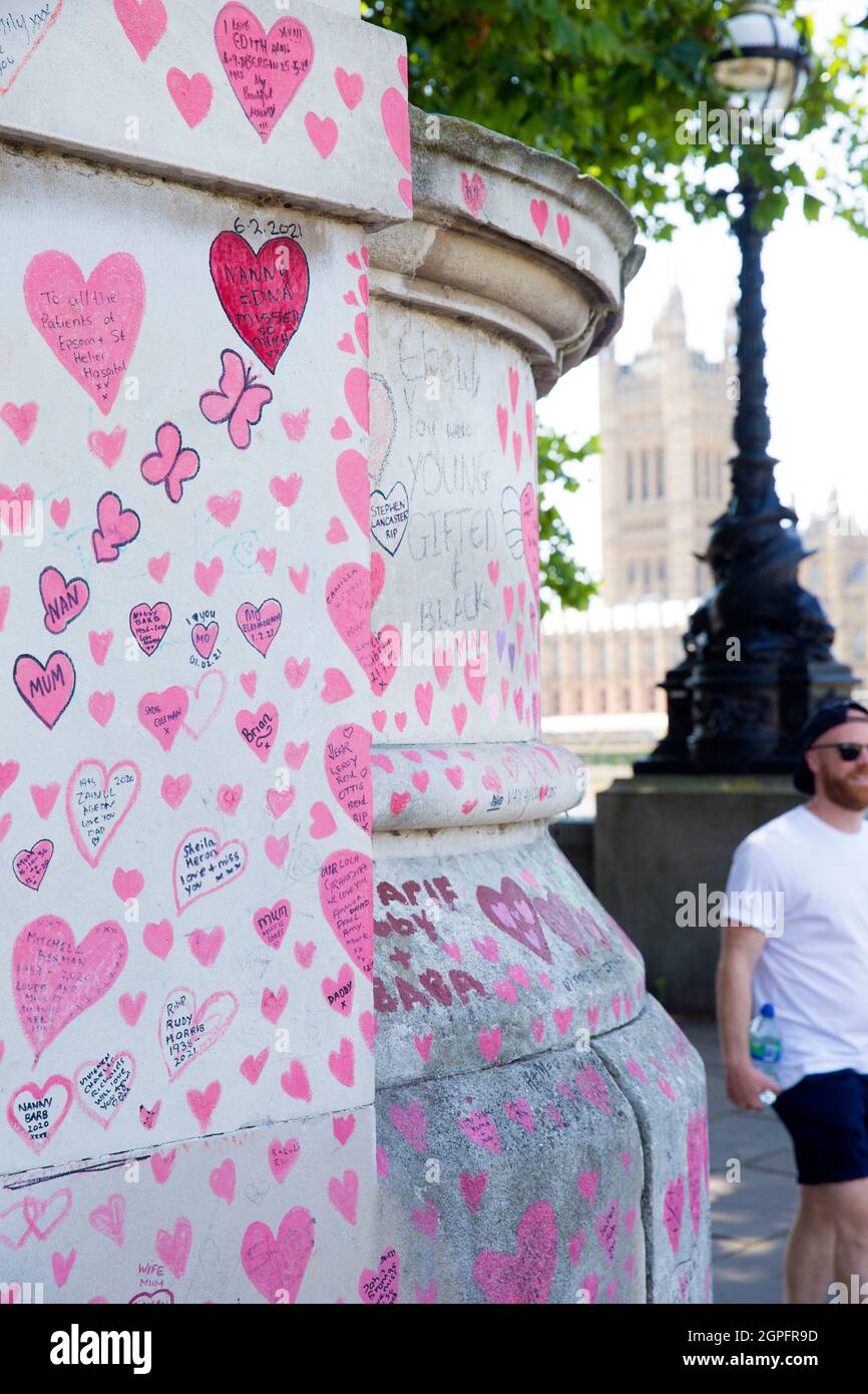 Die National Covid Memorial Wall ist entlang der Themse gegenüber dem Houses of Parliament im Zentrum von London zu sehen. Stockfoto