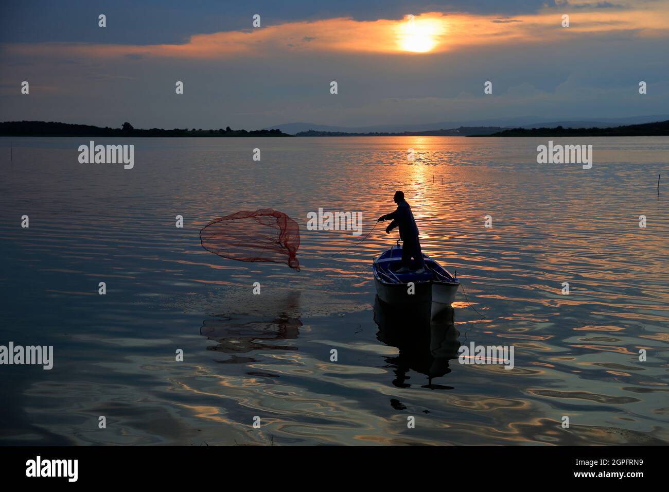 Golyazi, Türkei - 13. Jun 2021: Fischer bereiten sich bei Sonnenuntergang vor. Fischer bereiten ihre Boote an einem bewölkten Abend zum Angeln vor. Stockfoto