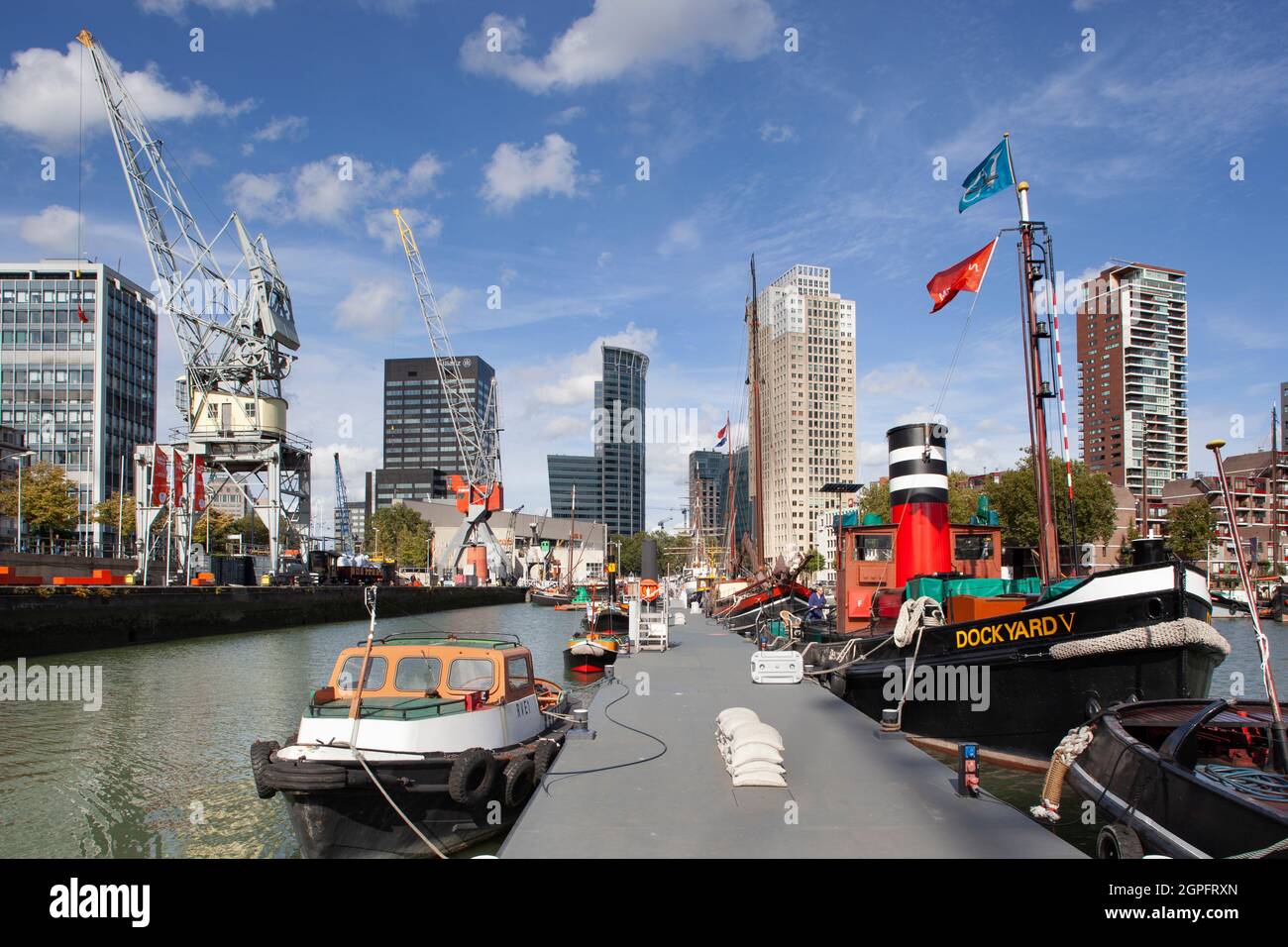 Rotterdam, Niederlande – 28. September 2021: Alte Seeschiffe und Kraniche im maritimen Freilichtmuseum ausgestellt Stockfoto