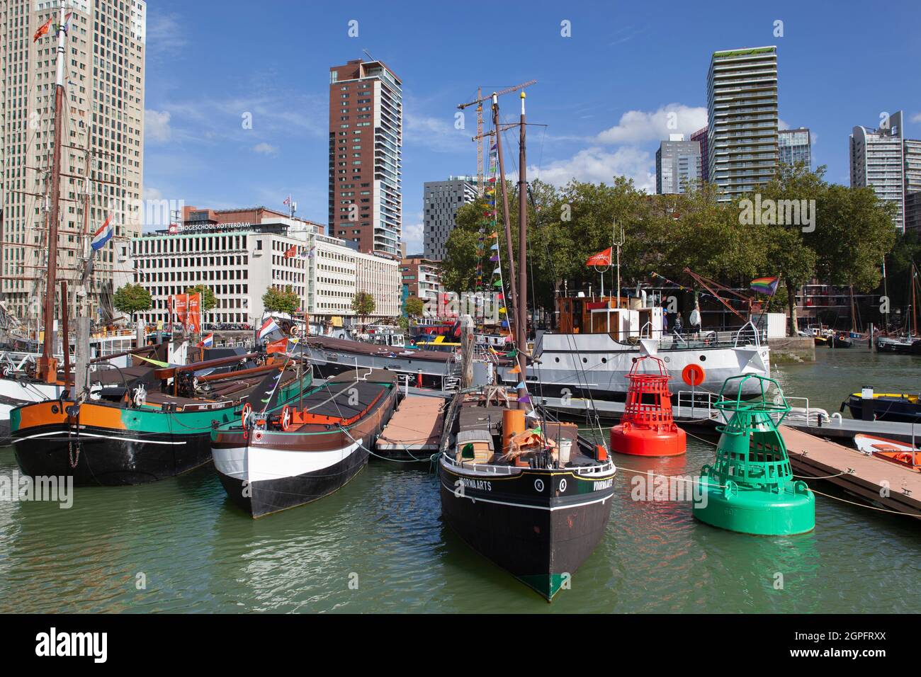 Rotterdam, Niederlande – 28. September 2021: Alte Seeschiffe im maritimen Freilichtmuseum ausgestellt Stockfoto
