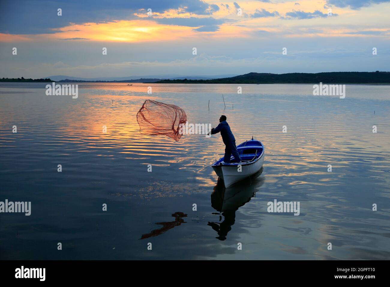 Golyazi, Türkei - 13. Jun 2021: Fischer bereiten sich bei Sonnenuntergang vor. Fischer bereiten ihre Boote an einem bewölkten Abend zum Angeln vor. Stockfoto