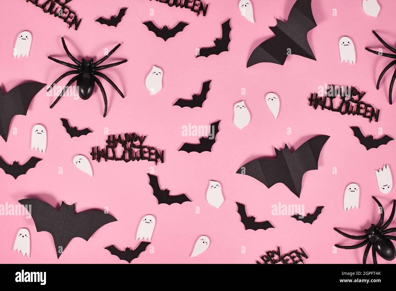 Halloween flach lag mit Fledermäusen, Spinnen, Happy Halloween Text und niedlichen Geistern auf rosa Hintergrund Stockfoto