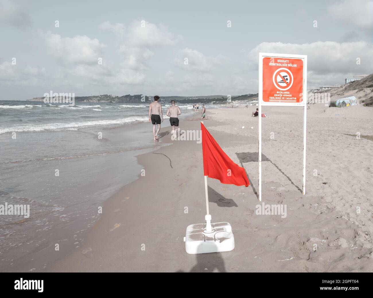 Sariyer, Istanbul, Türkei - 07.17.2021: Rote Warnflagge mit Text, der sagt, dass es verboten und gefährlich ist, in Kilyos Bea zu schwimmen Stockfoto