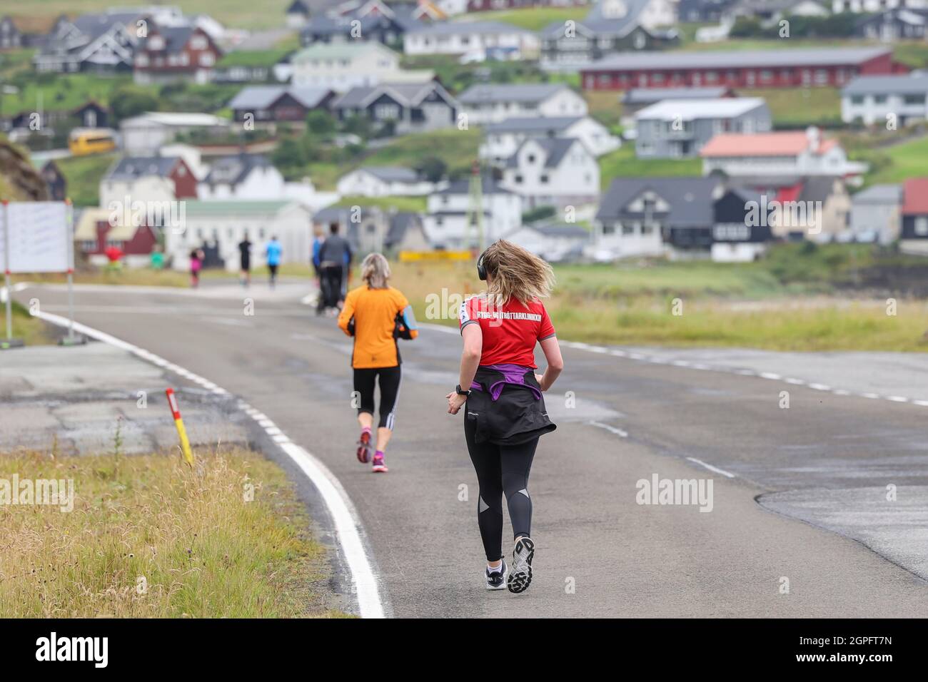 Lauferinnen, die am Halbmarathon von Gasadalur nach Sandav‡gur, Insel Vagar, Färöer, Europa, teilnehmen Stockfoto