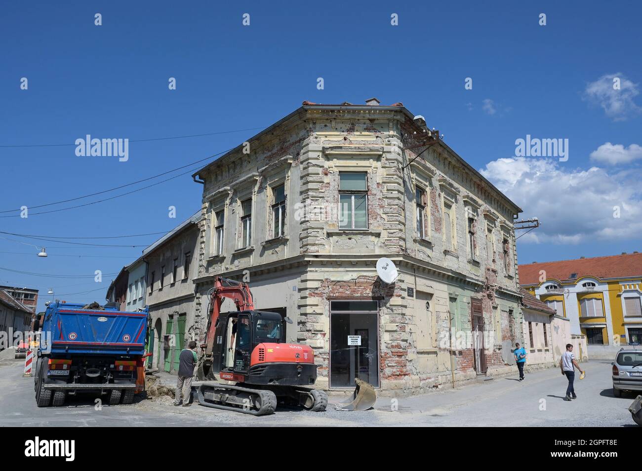 KROATIEN, Pakrac, Krieg nach dem Krieg zwischen serben und kroaten 1991-95, zerstörtes und verlassenes Gebäude / KROATIEN, Pakrac, Kriegsschäden des Balkankrieges zwischen Serben und Kroaten 1991-95, Pakrac blieb während der Zeit des Kroatienkrieges in kroatischer Hand und wurde als Fronstadt hart umkämpft, bei mehreren historischen Bauten besucht. Stockfoto