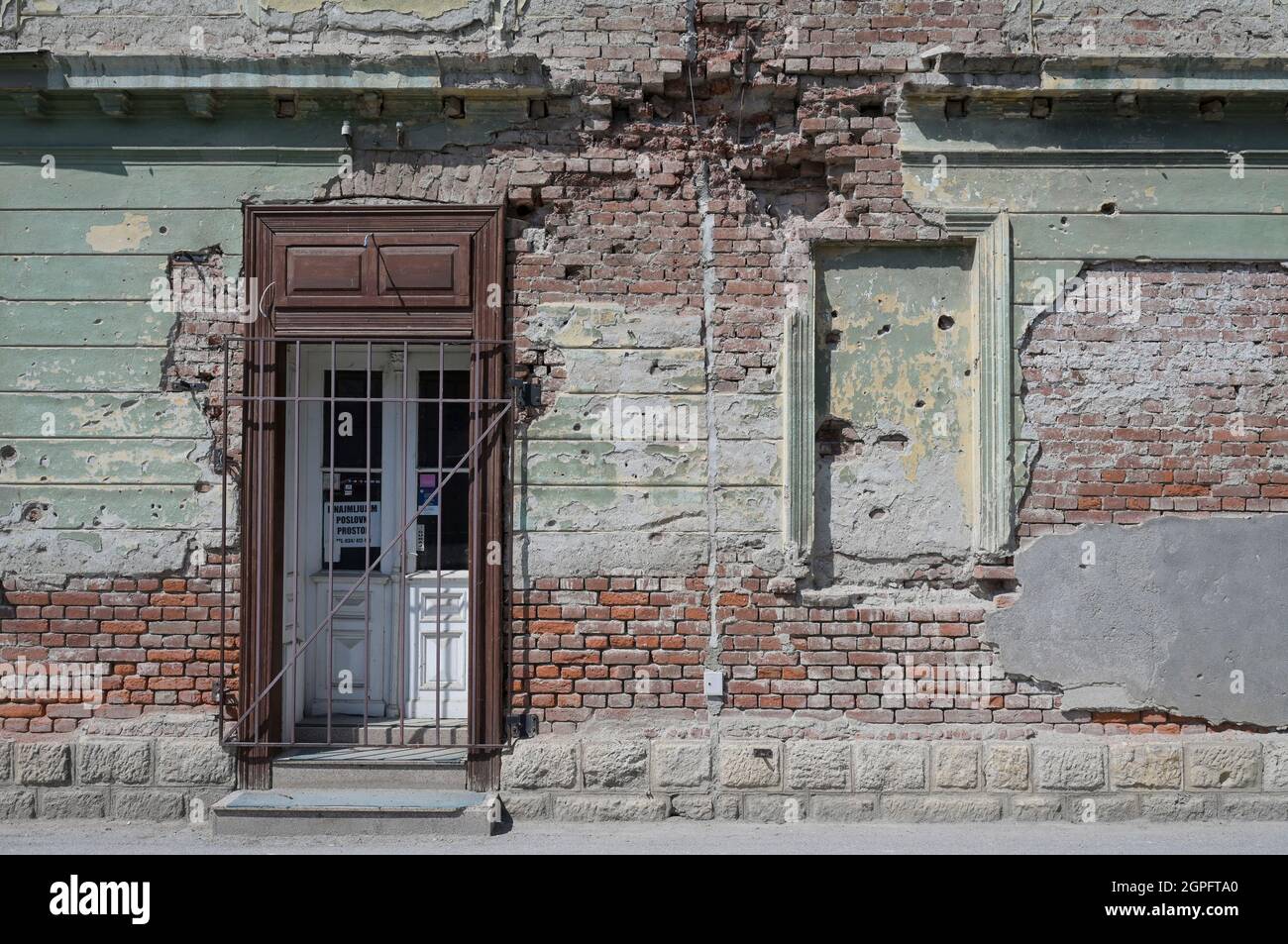 KROATIEN, Pakrac, Krieg nach dem Krieg zwischen serben und kroaten 1991-95, zerstörtes und verlassenes Gebäude / KROATIEN, Pakrac, Kriegsschäden des Balkankrieges zwischen Serben und Kroaten 1991-95, Pakrac blieb während der Zeit des Kroatienkrieges in kroatischer Hand und wurde als Fronstadt hart umkämpft, bei mehreren historischen Bauten besucht. Stockfoto