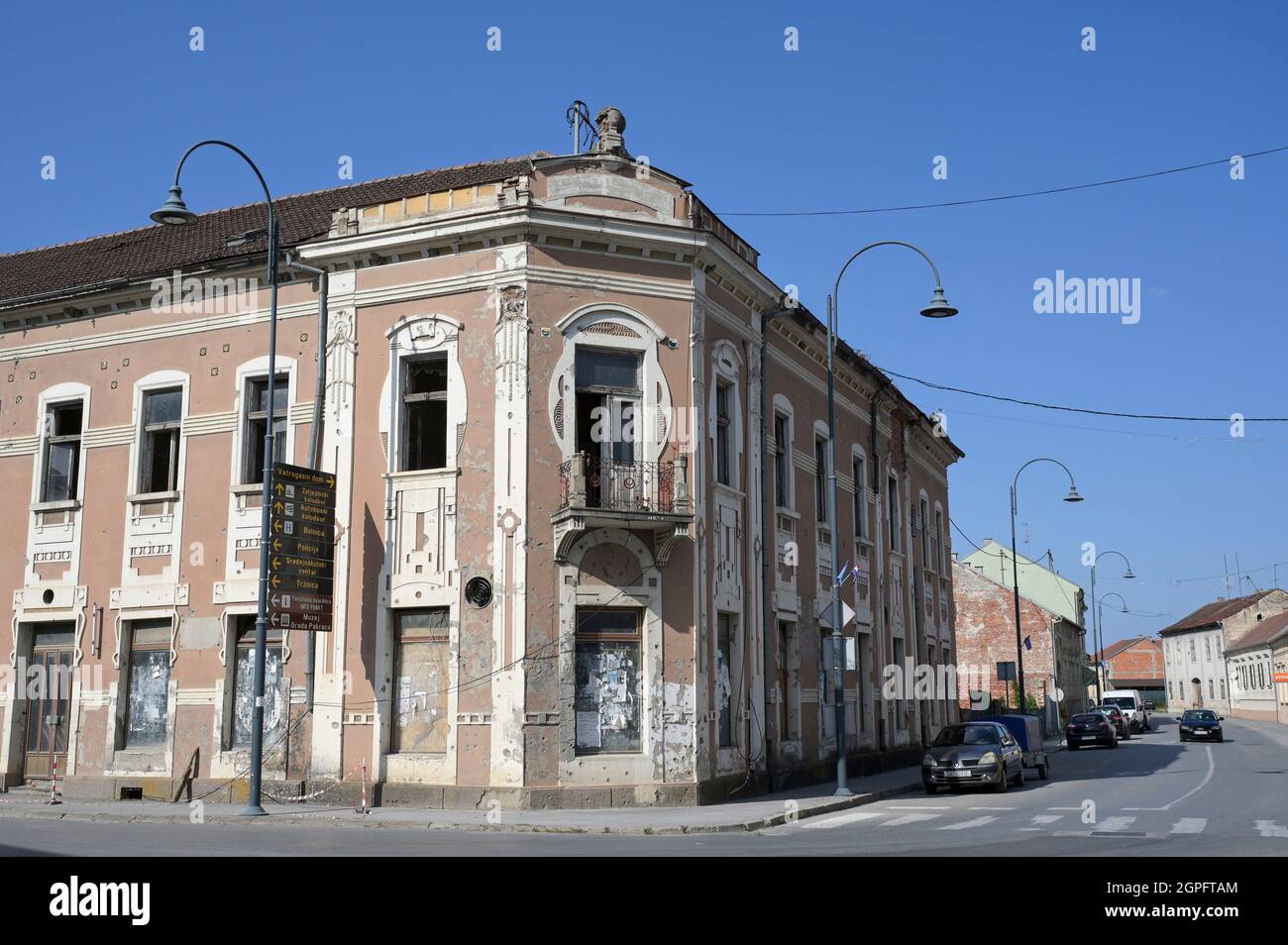 KROATIEN, Pakrac, Krieg nach dem Krieg zwischen serben und kroaten 1991-95, zerstörtes und verlassenes Gebäude / KROATIEN, Pakrac, Kriegsschäden des Balkankrieges zwischen Serben und Kroaten 1991-95, Pakrac blieb während der Zeit des Kroatienkrieges in kroatischer Hand und wurde als Fronstadt hart umkämpft, bei mehreren historischen Bauten besucht. Stockfoto