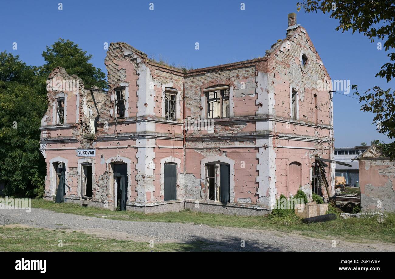 KROATIEN, Vukovar, Kriegsnachgang des Krieges zwischen serben und kroaten 1991-95, zerstörter Bahnhof / KROATIEN, Vukovar, Kriegsschäden des Balkankrieges zwischen Serben und Kroaten 1991-95, zerschossener Bahnhof, Nach ersten bewaffneten Auseinandersetzungen seit Mai 1991 in der ostkroatischen Stadt Vukovar fand die Schlacht um die Stadt an der Donau vom 14. September bis 20. November 1991 statt. Stockfoto
