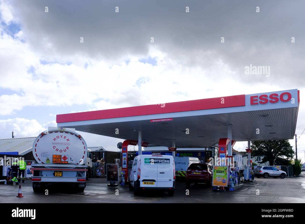Patchway, Bristol, Großbritannien. September 2021. Unter dunklen Wolken wird eine Esso-Garage auf der Hauptstrecke des A38 nach Bristol mit Treibstoff beliefert. Kraftstoffmangel wurde durch Panikkäufe nach der Offenlegung eines Mangels an Tankwagenfahrern verursacht. Kredit: JMF Nachrichten/Alamy Live Nachrichten Stockfoto