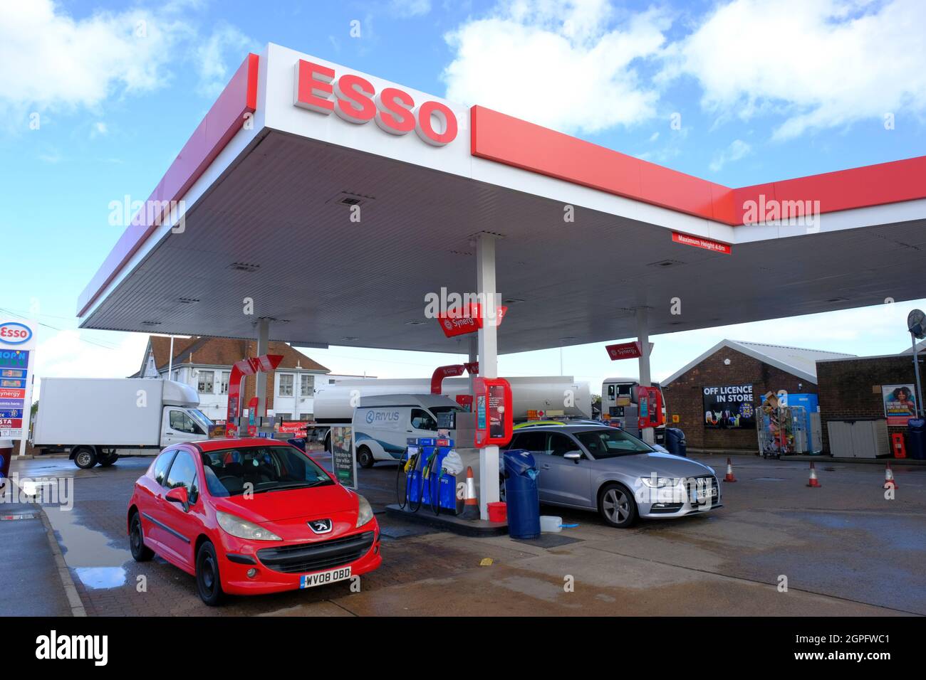 Patchway, Bristol, Großbritannien. September 2021. Esso Garage auf der Hauptstrecke der A38 nach Bristol erhält Treibstoff. Kraftstoffmangel wurde durch Panikkäufe nach der Offenlegung eines Mangels an Tankwagenfahrern verursacht. Kredit: JMF Nachrichten/Alamy Live Nachrichten Stockfoto