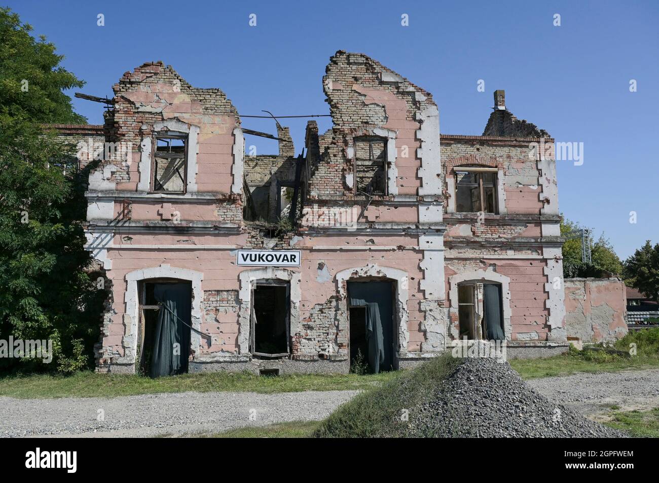 KROATIEN, Vukovar, Kriegsnachgang des Krieges zwischen serben und kroaten 1991-95, zerstörter Bahnhof / KROATIEN, Vukovar, Kriegsschäden des Balkankrieges zwischen Serben und Kroaten 1991-95, zerschossener Bahnhof, Nach ersten bewaffneten Auseinandersetzungen seit Mai 1991 in der ostkroatischen Stadt Vukovar fand die Schlacht um die Stadt an der Donau vom 14. September bis 20. November 1991 statt. Stockfoto