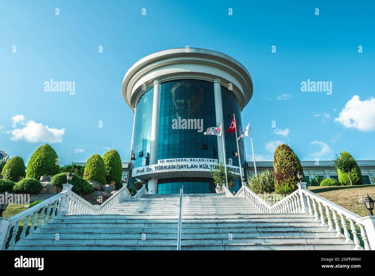 Maltepe, Istanbul, Türkei - 07.23.2021: Weitwinkelansicht des Gemeindegebäudes Turkan Saylan Cultural Center, wo öffentliche Kurse und soziale Organisation Stockfoto