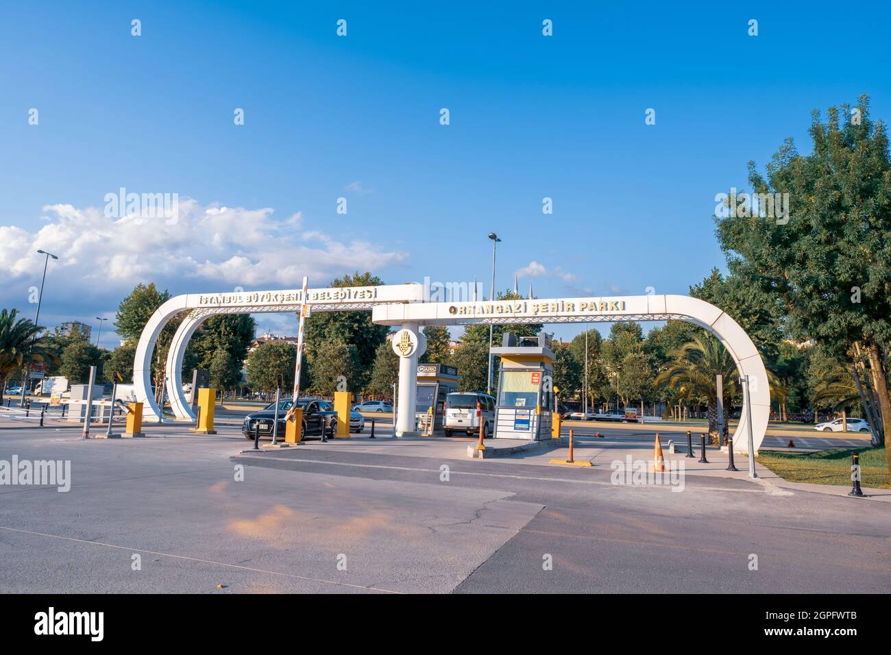 Maltepe, Istanbul, Türkei - 07.23.2021: Autos, die vom Eingangstor des riesigen Stadtparks Orhangazi (Sehir Parki auf Türkisch) der Stadtverwaltung Istanbul einfahren Stockfoto