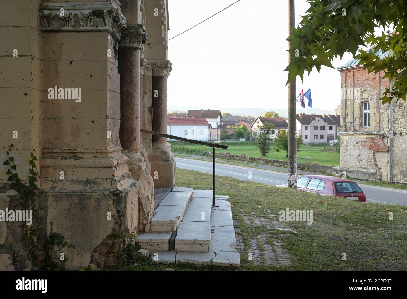 KROATIEN, Pakrac, Krieg nach dem Krieg zwischen serben und kroaten 1991-95, zerstörte serbisch-orthodoxe Kirche und Bischofshaus / KROATIEN, Pakrac, Kriegsschäden des Balkankrieges zwischen Serben und Kroaten 1991-95, Pakrac blieb während der Zeit des Kroatienkrieges in kroatischer Hand und wurde als Frontstadt hart umkämpft. Serbisch-orthodoxe Dreifaltigkeitskirche und Bischofshaus Stockfoto