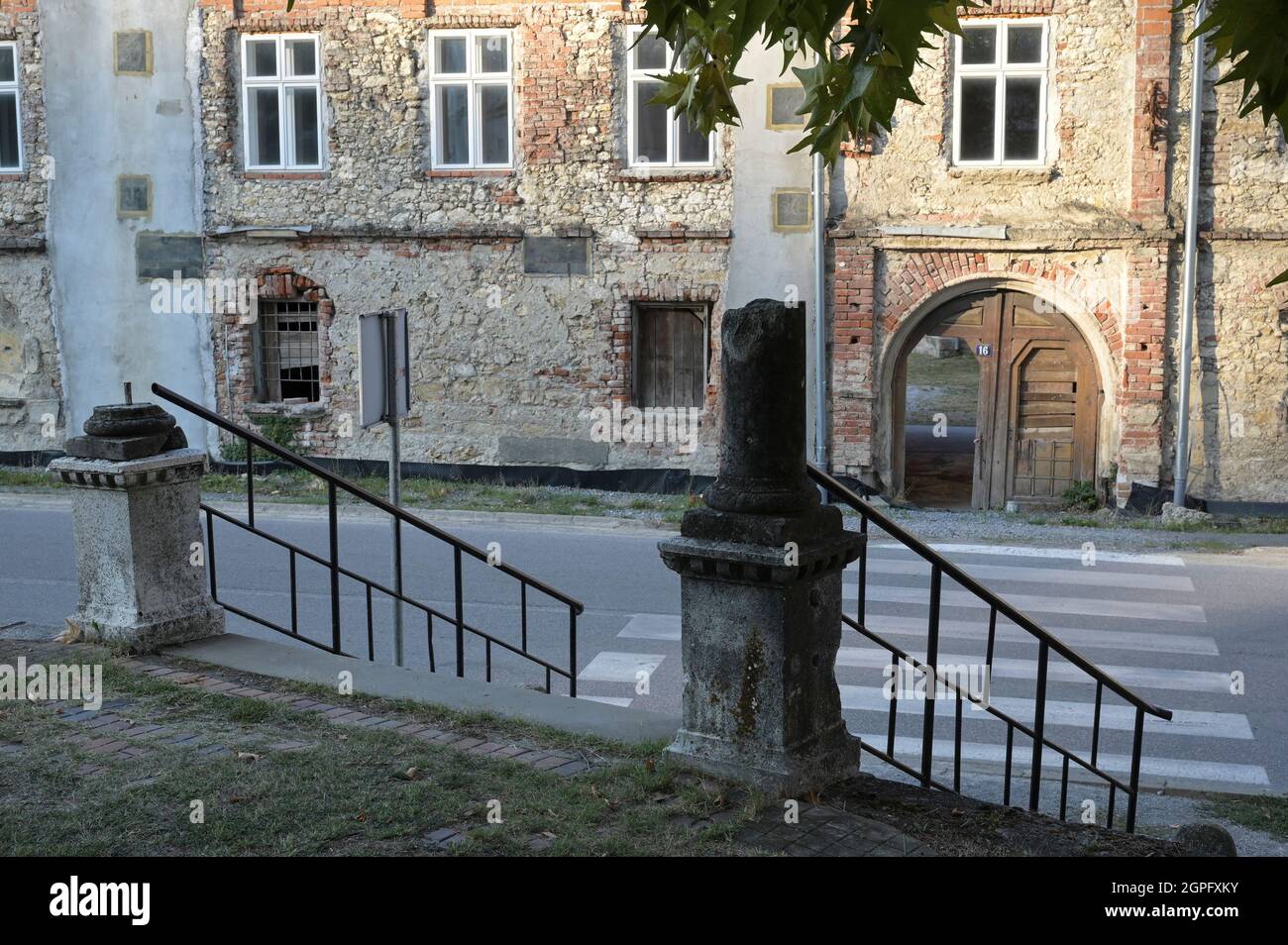 KROATIEN, Pakrac, Krieg nach dem Krieg zwischen serben und kroaten 1991-95, zerstörte serbisch-orthodoxe Kirche und Bischofshaus / KROATIEN, Pakrac, Kriegsschäden des Balkankrieges zwischen Serben und Kroaten 1991-95, Pakrac blieb während der Zeit des Kroatienkrieges in kroatischer Hand und wurde als Frontstadt hart umkämpft. Serbisch-orthodoxe Dreifaltigkeitskirche und Bischofshaus Stockfoto
