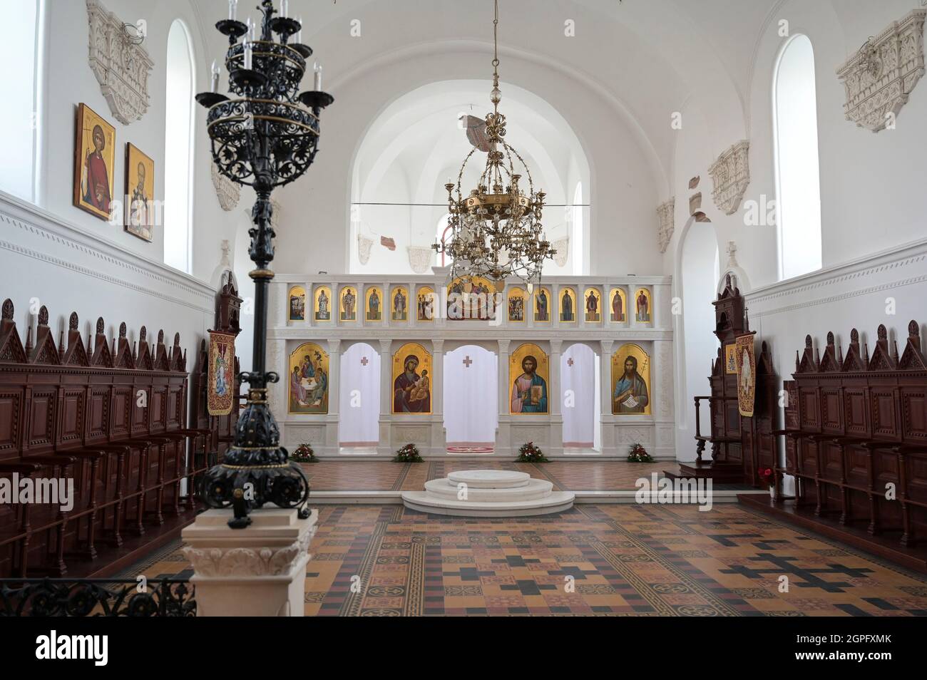 KROATIEN, Pakrac, Krieg nach dem Krieg zwischen serben und kroaten 1991-95, zerstörte und wiedererbaute serbische orthodoxe Kirche / KROATIEN, Pakrac, Kriegsschäden des Balkankrieges zwischen Serben und Kroaten 1991-95, Pakrac blieb während der Zeit des Kroatienkrieges in kroatischer Hand und wurde als Frontstadt hart umkämpft. Zerörte und wiederaufgebaute Serbisch-orthodoxe Dreifaltigkeitskirche Stockfoto