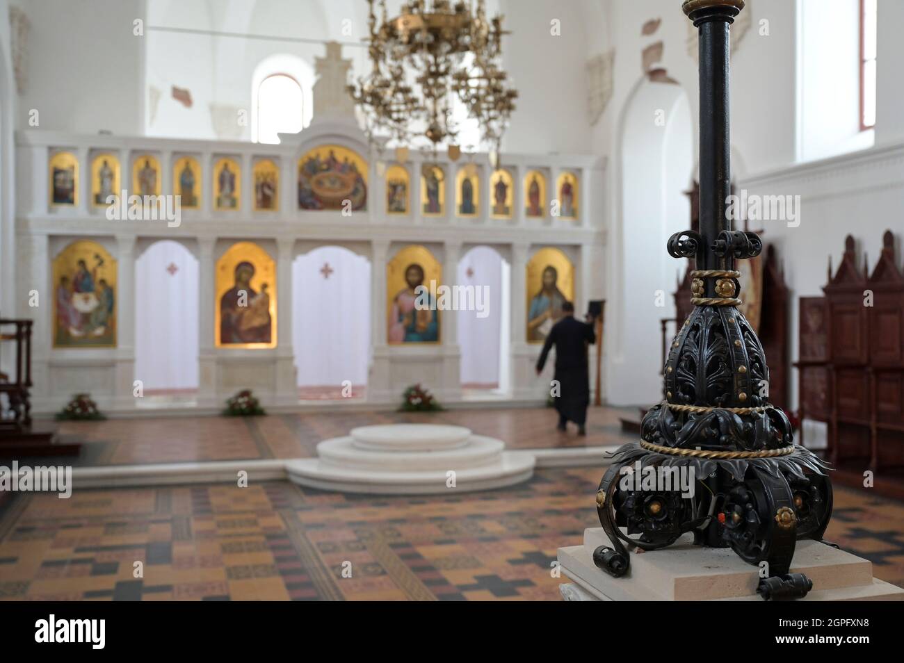 KROATIEN, Pakrac, Krieg nach dem Krieg zwischen serben und kroaten 1991-95, zerstörte und wiedererbaute serbische orthodoxe Kirche / KROATIEN, Pakrac, Kriegsschäden des Balkankrieges zwischen Serben und Kroaten 1991-95, Pakrac blieb während der Zeit des Kroatienkrieges in kroatischer Hand und wurde als Frontstadt hart umkämpft. Zerörte und wiederaufgebaute Serbisch-orthodoxe Dreifaltigkeitskirche Stockfoto