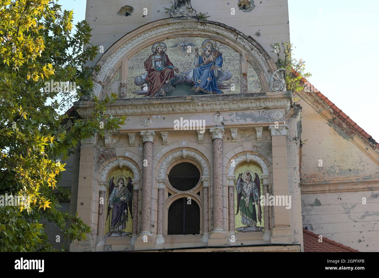 KROATIEN, Pakrac, Krieg nach dem Krieg zwischen serben und kroaten 1991-95, zerstörte serbische orthodoxe Kirche / KROATIEN, Pakrac, Kriegsschäden des Balkankrieges zwischen Serben und Kroaten 1991-95, Pakrac blieb während der Zeit des Kroatienkrieges in kroatischer Hand und wurde als Frontstadt hart umkämpft. Zerhörte Fassade der Serbisch-orthodoxen Dreifaltigkeitskirche Stockfoto