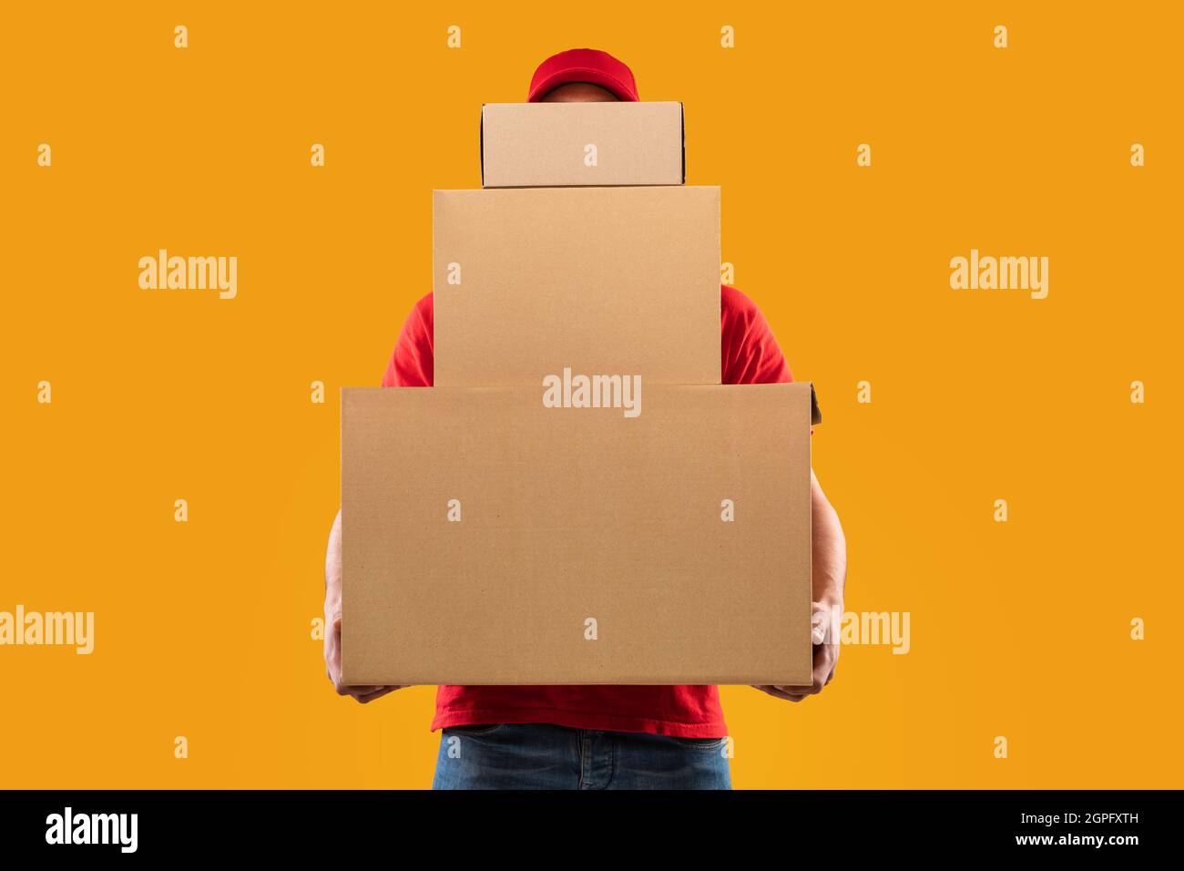 Nicht Erkennbarer Kurier Hält Viele Karton-Boxen Liefern Pakete, Gelber Hintergrund Stockfoto