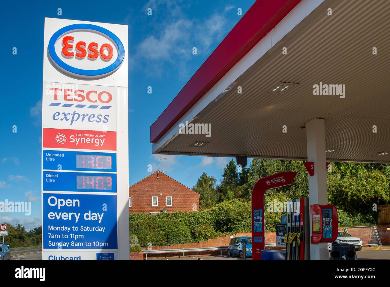 Chalfont St Peter, Buckinghamshire, Großbritannien. September 2021. Die Esso-Garage in Chalfont St. Peter hatte heute den Treibstoff trocken laufen lassen und nur der Laden war geöffnet. Aufgrund des Mangels an Kraftfahrern, die nach dem Brexit und der Covid-19-Pandemie Kraftstoff ausliefern, hat sich die Panik beim Kauf von Benzin und Diesel in den letzten Tagen fortgesetzt. Quelle: Maureen McLean/Alamy Live News Stockfoto