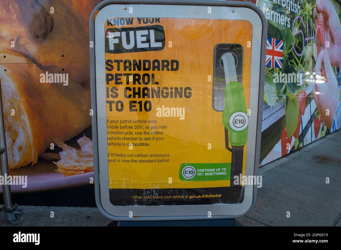 Chalfont St Peter, Buckinghamshire, Großbritannien. September 2021. Die Anzahl der Autofahrer, die mit dem falschen Kraftstoff tanken, steigt laut AA an. Aufgrund des Mangels an Kraftfahrern, die nach dem Brexit und der Covid-19-Pandemie Kraftstoff ausliefern, hat sich die Panik beim Kauf von Benzin und Diesel in den letzten Tagen fortgesetzt. Quelle: Maureen McLean/Alamy Live News Stockfoto