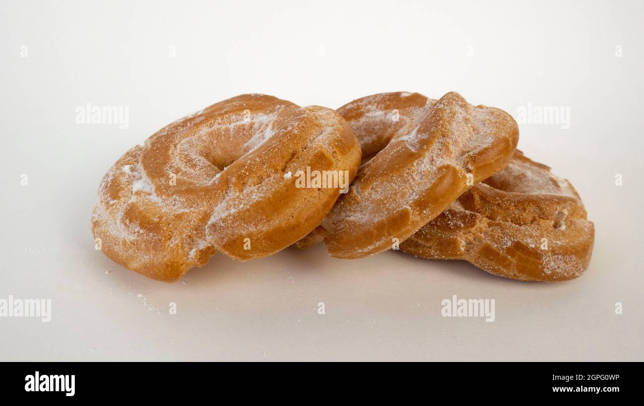 Drei Puddingkuchen schließen sich auf weißem Hintergrund an Stockfoto
