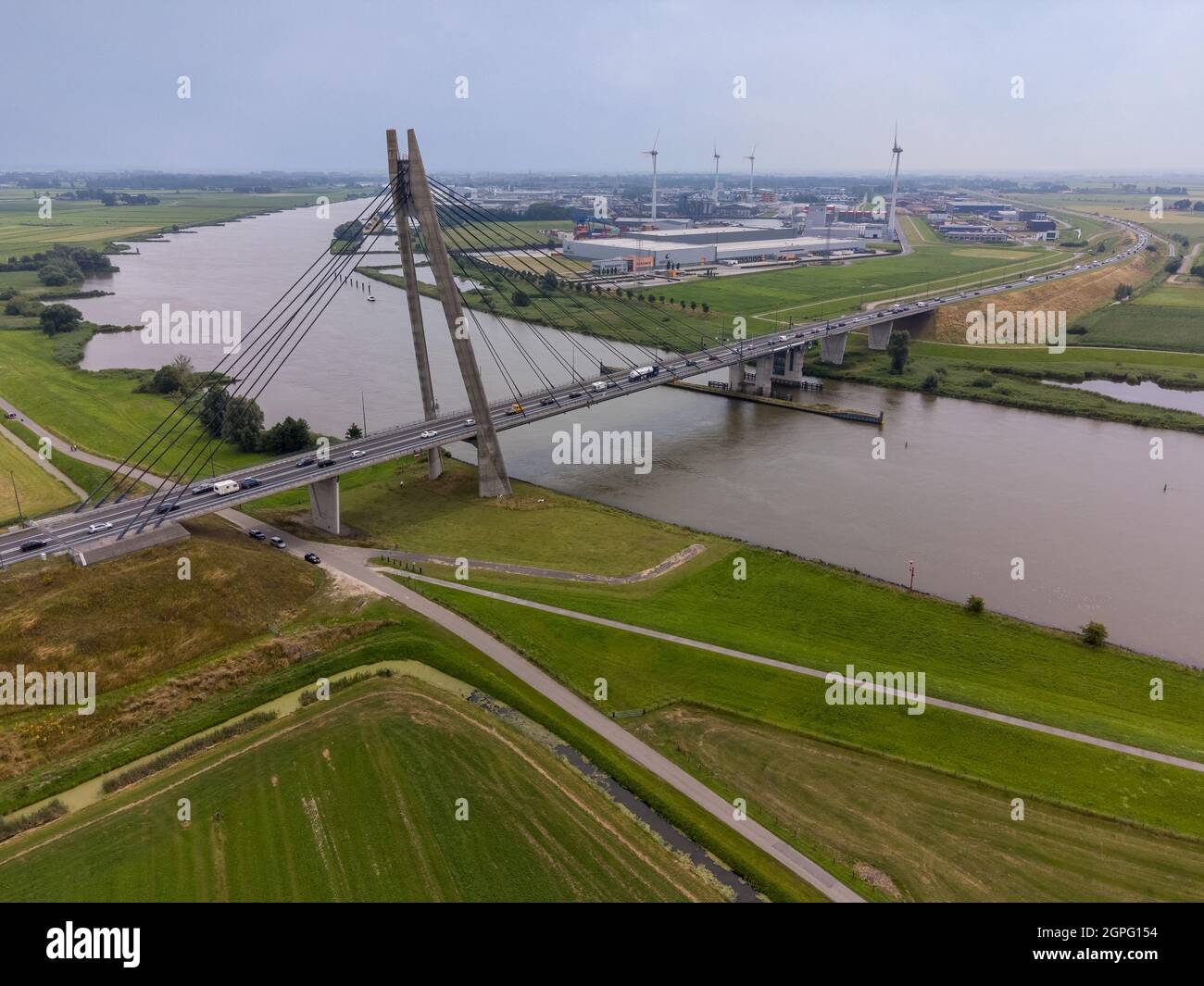 Die Brücke Eilandbrug der N50, die den Fluss IJssel mit dem Industriegebiet der Stadt Kampen im Hintergrund überquert. Stockfoto