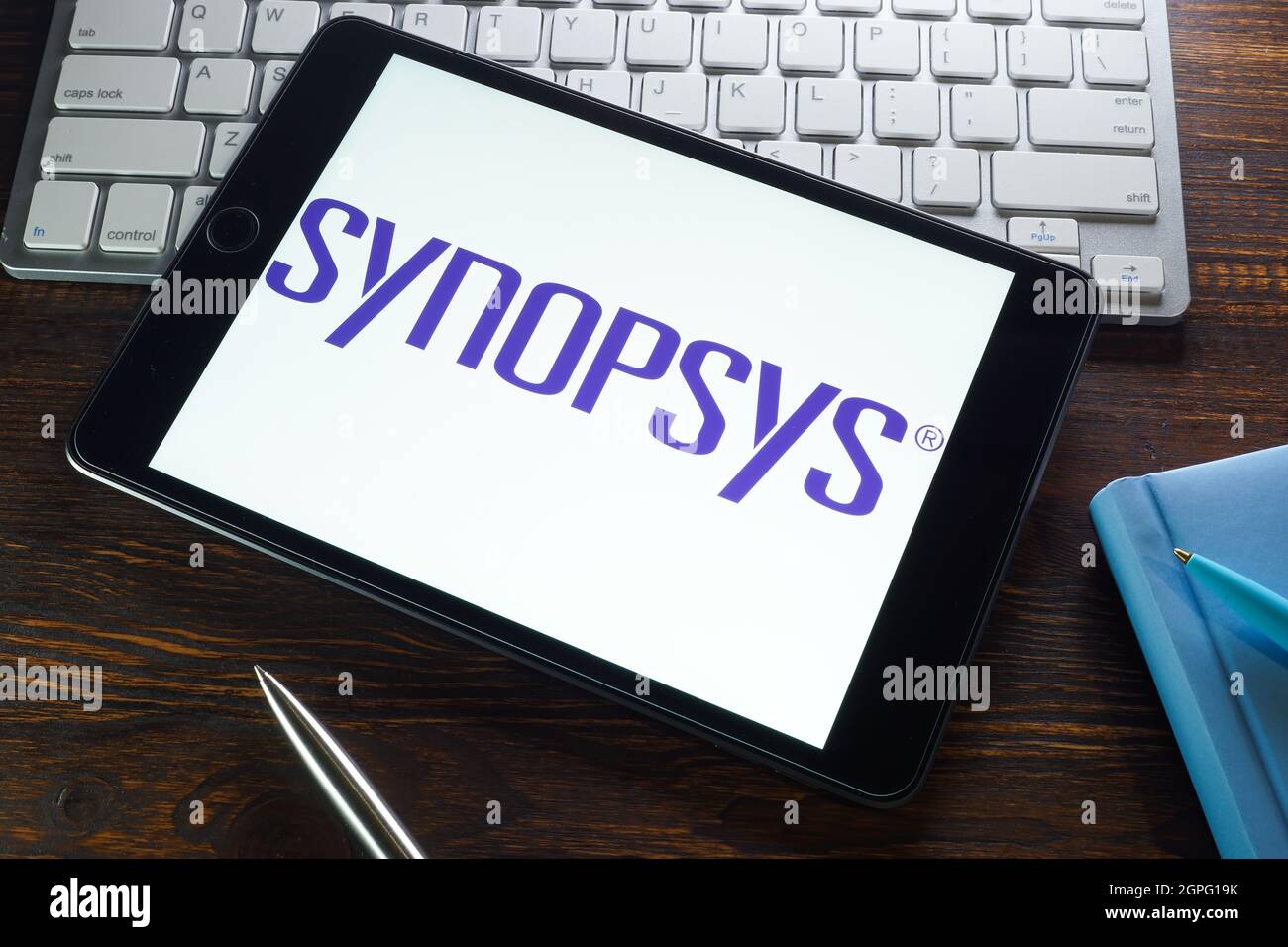 KIEW, UKRAINE - 21. August 2021. Synopsys Inc-Logo auf dem Tablet und der Tastatur. Stockfoto
