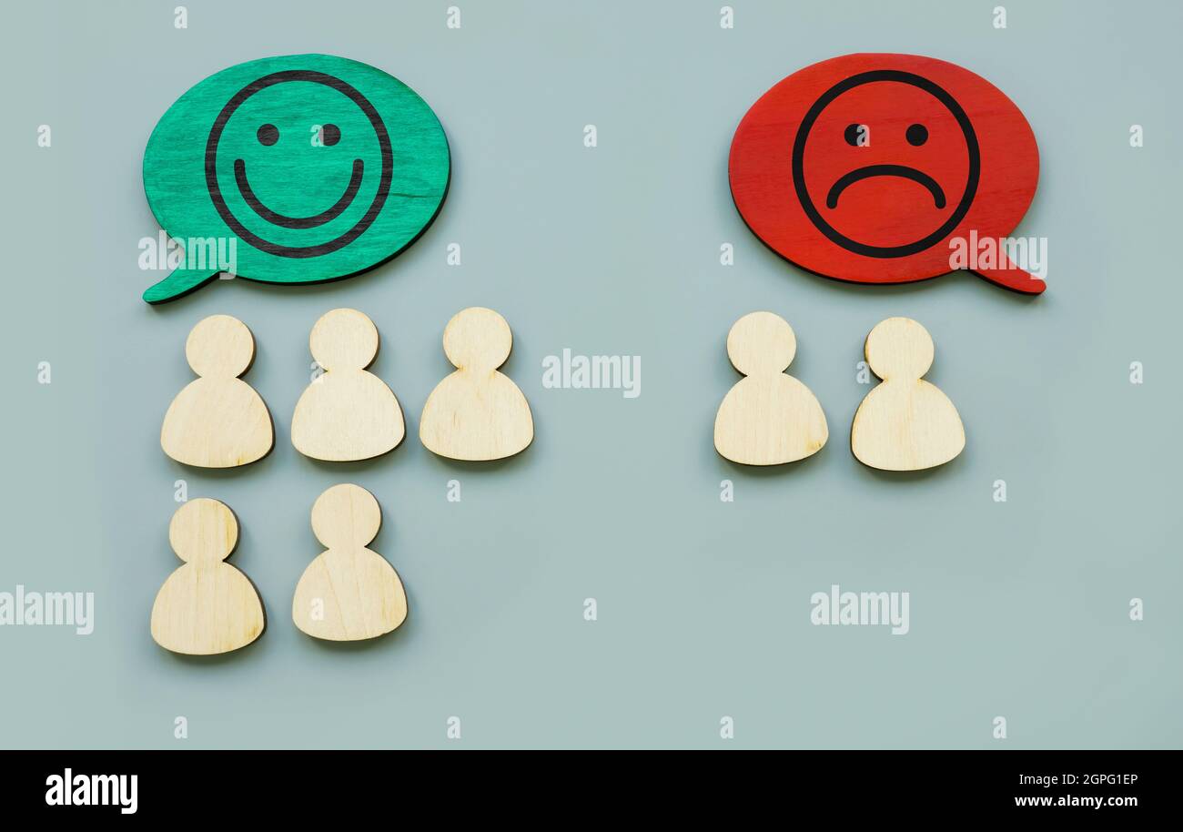 Glückliche und unglückliche Gesichter und Figuren. Kundenzufriedenheitskonzept. Stockfoto