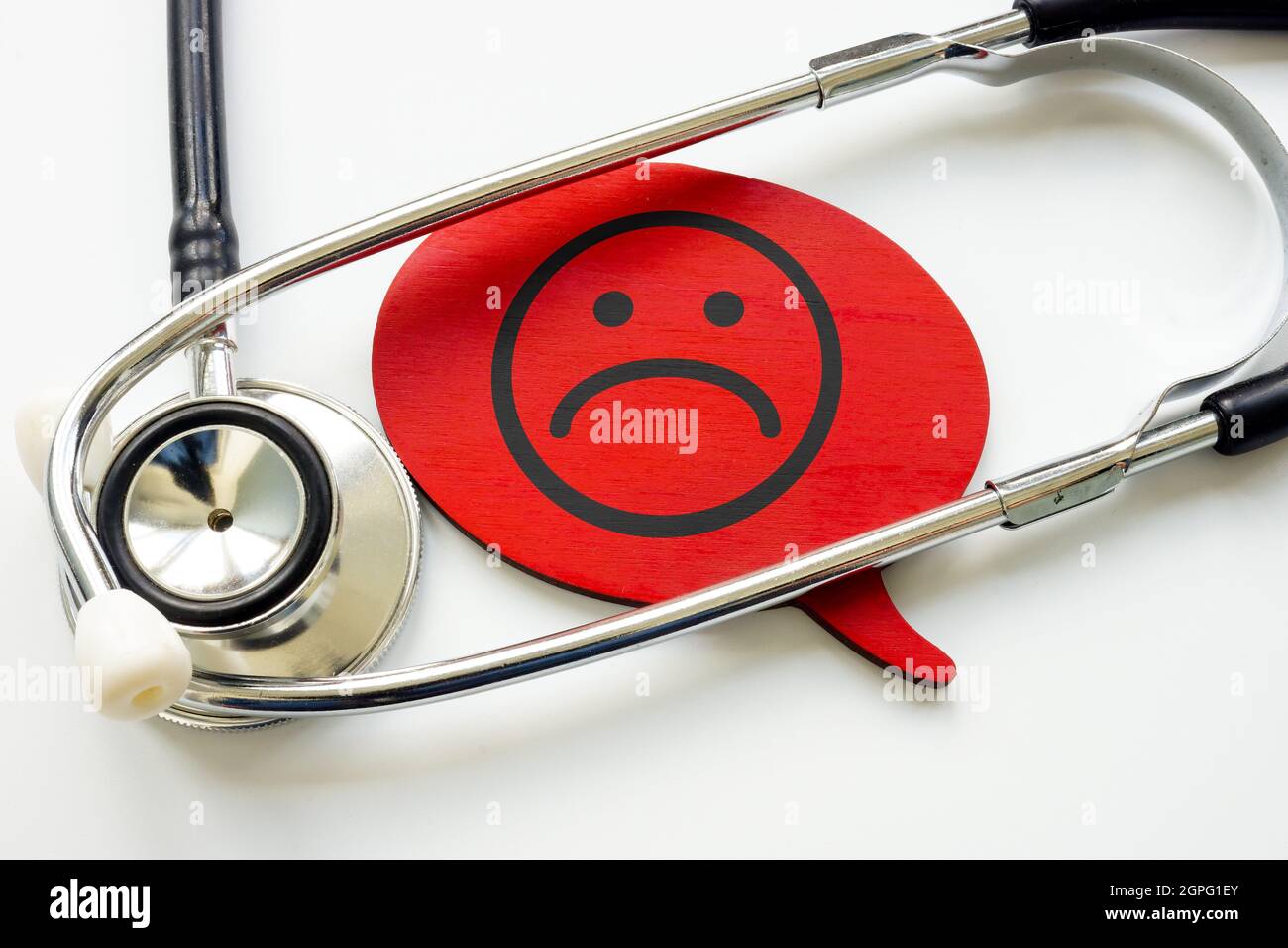 Schlechte oder negative Patientenerfahrung. Stethoskop und unglückliches Gesicht. Stockfoto