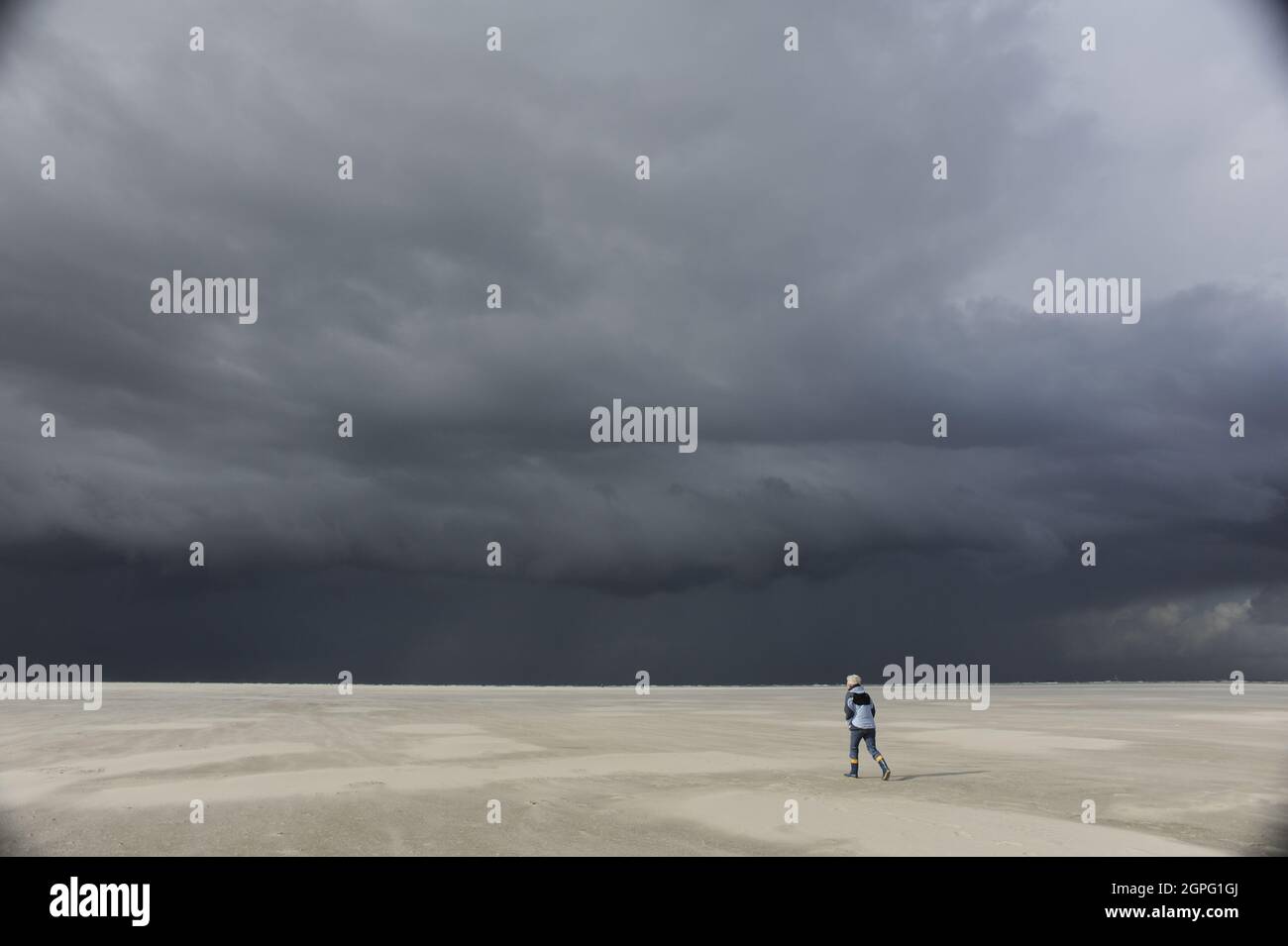 Sankt Peter-Ording (nordfriesisch St. Peter-Urden) Strand mit Gewitterwolken Stockfoto