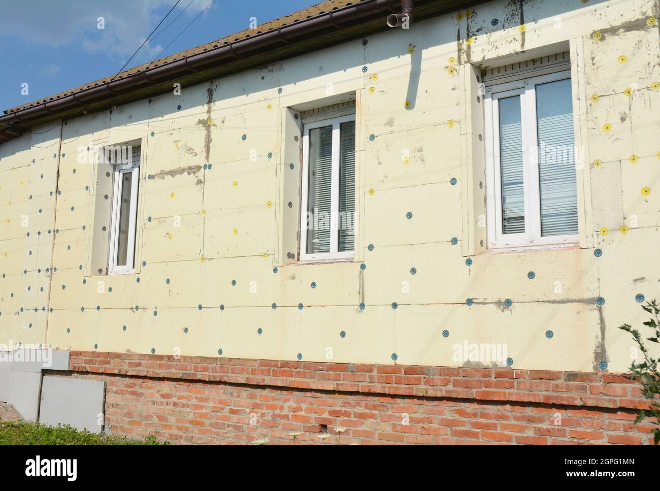 Renovierung der alten Backsteinmauer mit Polystyroldämmung an der Fassade. Stockfoto