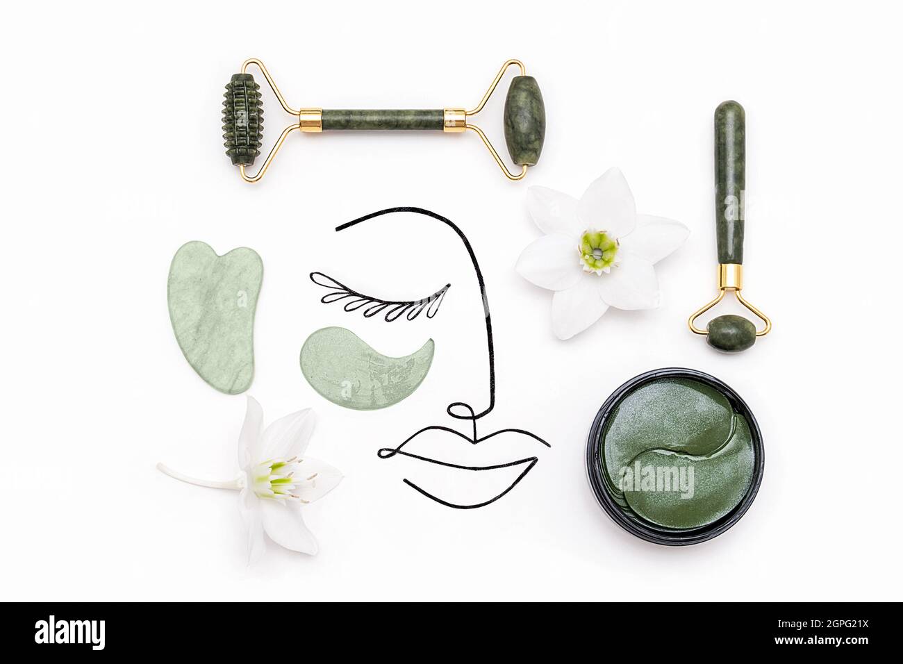 Kreatives modernes Selfcare-Konzept. Surreales Frauengesicht und Set von kosmetischen Werkzeugen für die Selbstpflege. Gesichtswalzen, Massagegerät gua Sha Scraper, kosmetische Collage Stockfoto