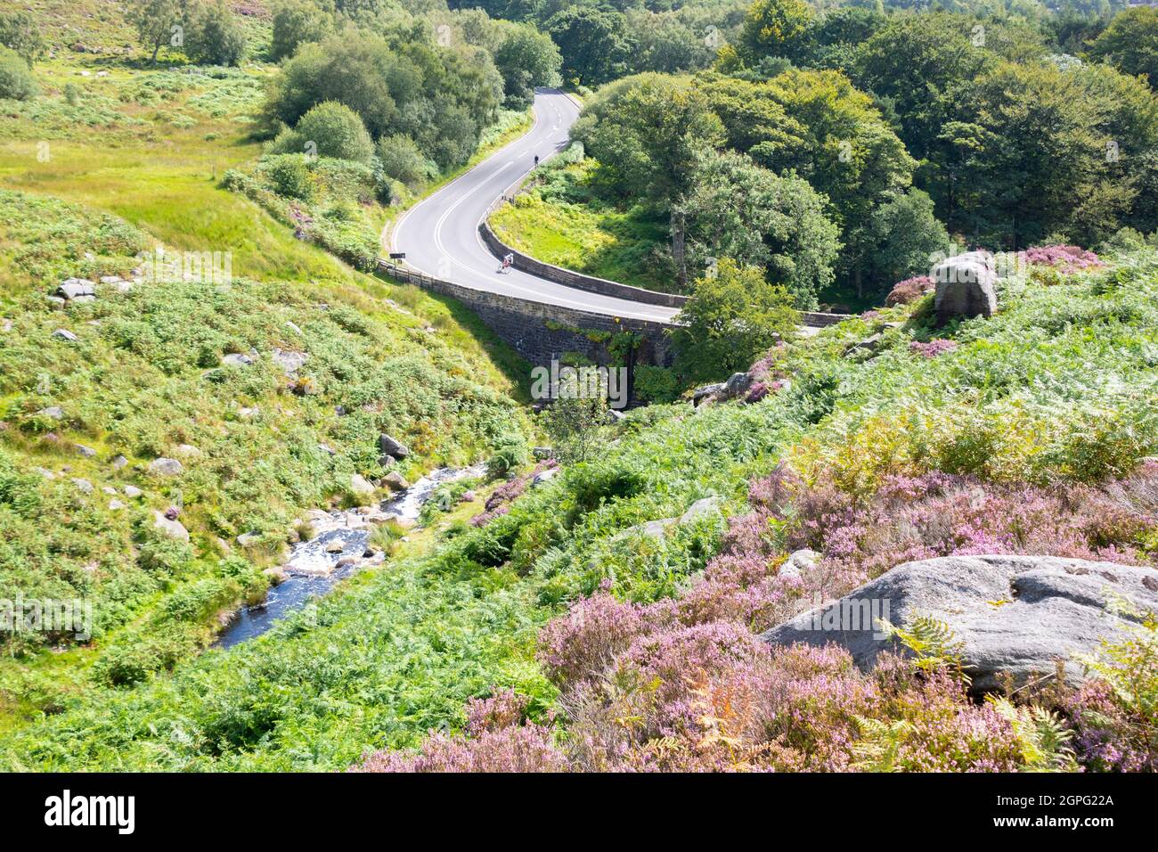 Derbyshire Großbritannien – 20. Aug 2020: Hathersage Moor landschaftlich – mit Blick auf Burbage Brook und die A6187 Hathersage Road an der Mündungsecke der Kröten, Peak District Stockfoto