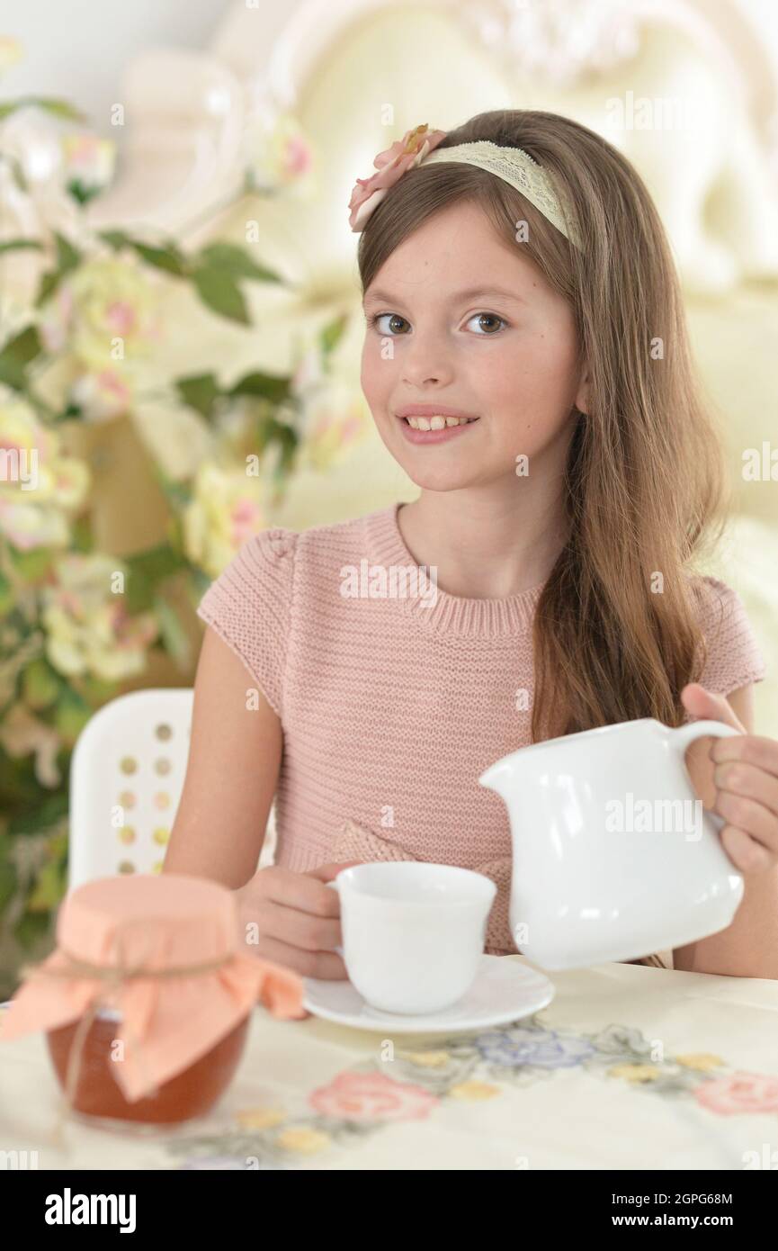 Lächelnde Mädchen halten große Tasse Kaffee Stockfoto