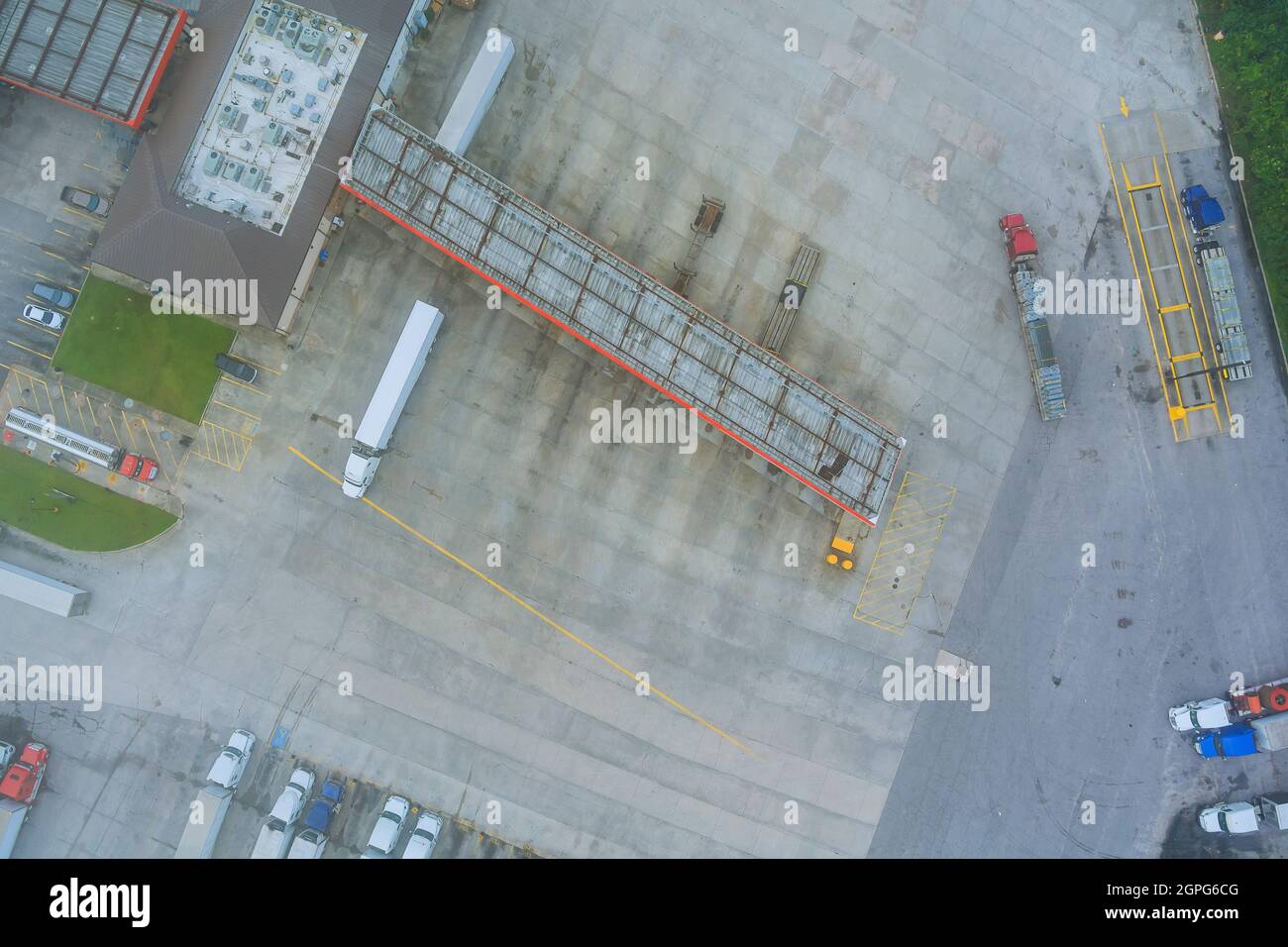 Lastwagen auf Rastplatz auf einem überfüllten Parkplatz neben der Autobahn mit Tankwagen an der Tankstelle in den USA Stockfoto