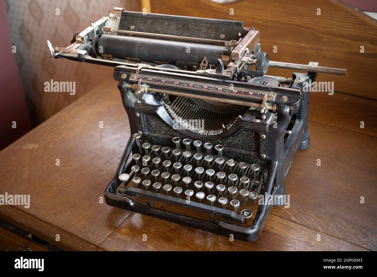 Vintage alte antike schwarze Schreibmaschine auf einem Schreibtisch Stockfoto