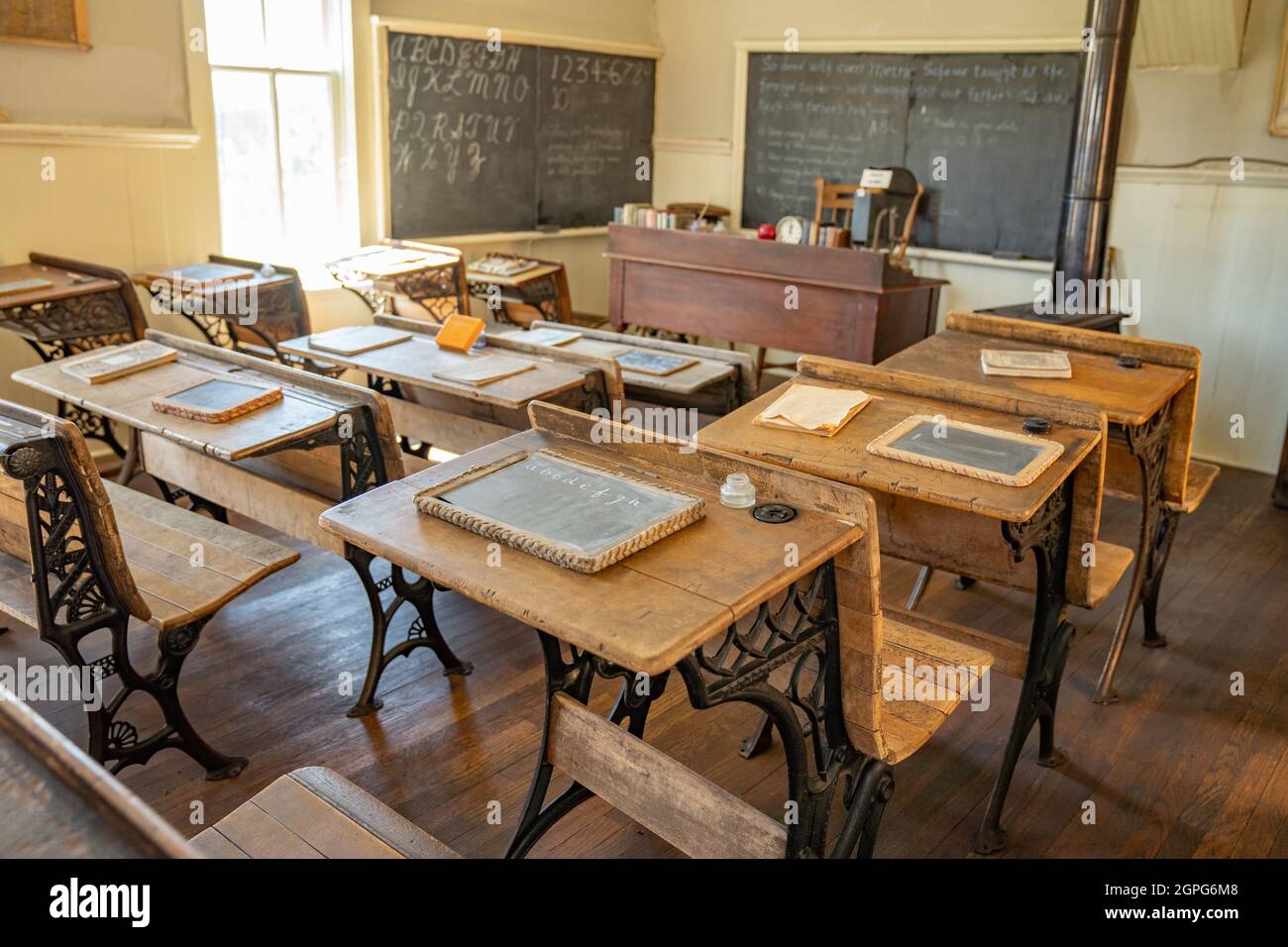 Fairplay, CO - 10. Juli 2021: Klassenraum in einem alten Schulhaus mit einem Raum im South Park City Museum Stockfoto