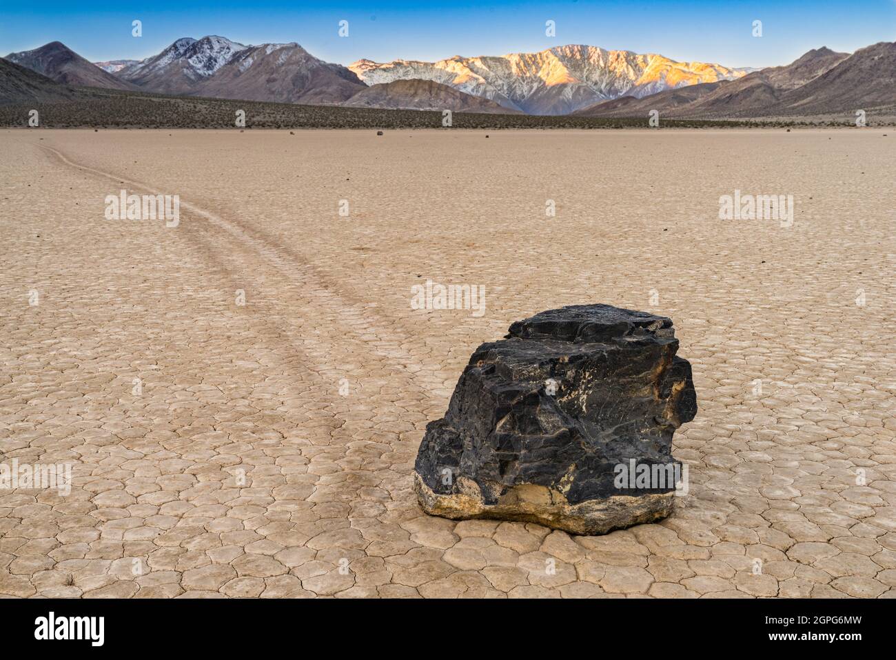 Der Racetrack Playa oder The Racetrack ist ein malerischer See trocken-Feature mit "Segeln Stones", die lineare "Rennstrecke" Abdrücke einschreiben. Es ist liegt abo Stockfoto