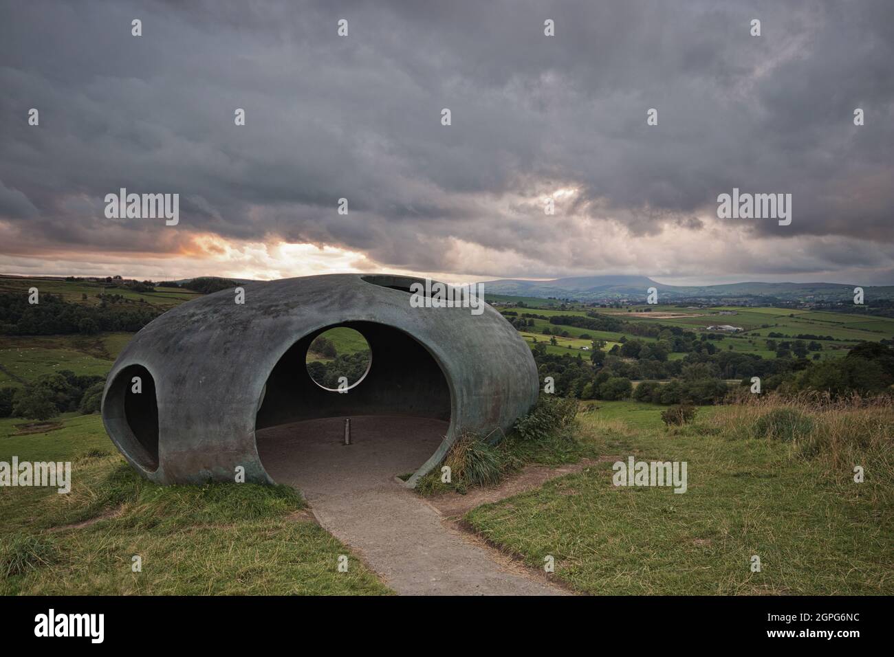 Das Wycoller-Atom, eines der Panopticons von Lancashire, unter einer schweren Wolke, wobei das letzte Licht der Dämmerung unter der Wolkendecke zu sehen ist. Stockfoto