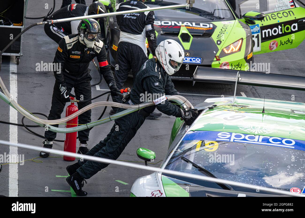 Vallelunga, italien 19. september 2021 Aci Rennwochenende. Sicherheitsausrüstung beim Boxenstopp-Langstreckenrennen, Mechaniker und Feuerwehrmann mit Feuerlöschung Stockfoto