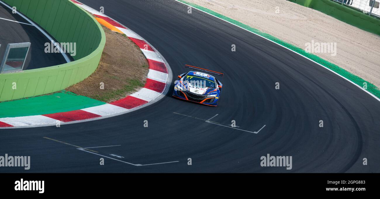 Vallelunga, italien 19. september 2021 Aci Rennwochenende. Landschaftlich reizvolle Rennfahrt des Honda NSX gt auf der Asphaltstrecke mit großem Kopierplatz Stockfoto
