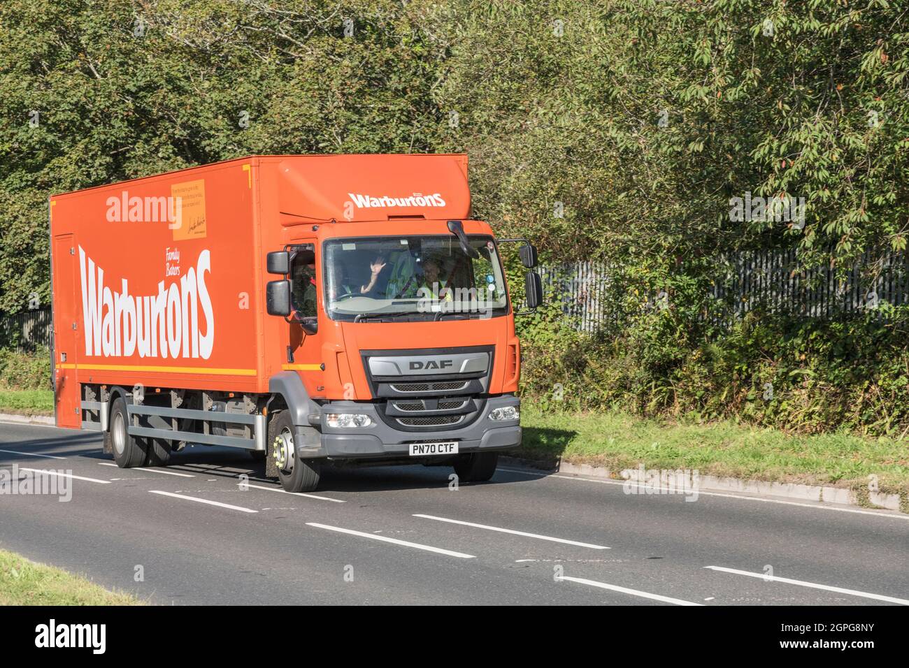 Warburton DAF LF Lieferwagen unterwegs auf bergauf Land A Road. Für den Mangel an britischen Fahrern, Warenlieferungen während Covid, britische Transportindustrie. Stockfoto
